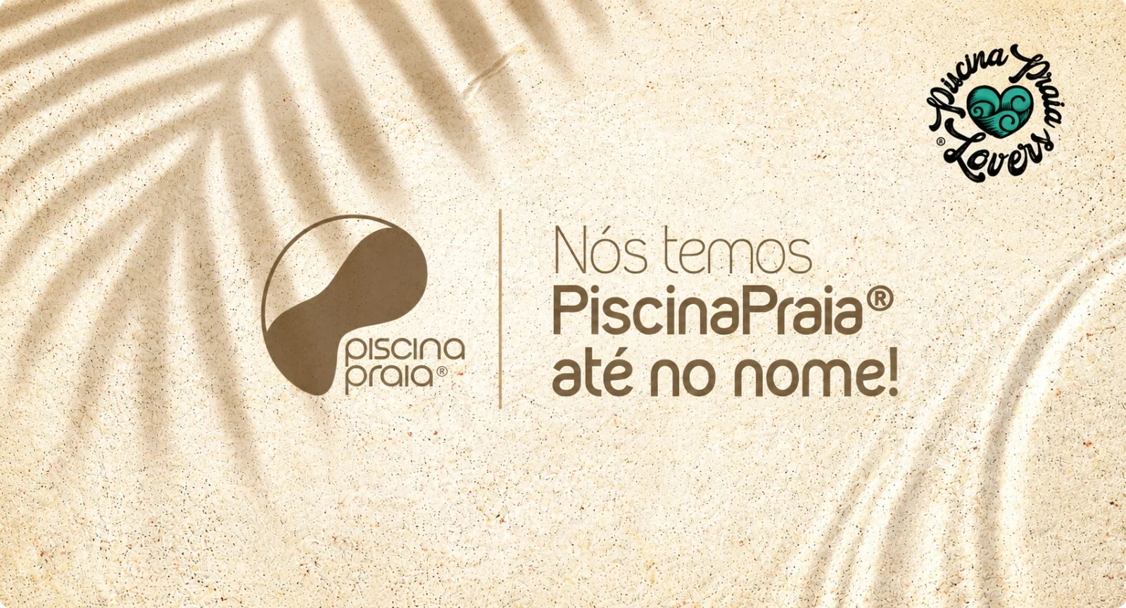 Nós temos PiscinaPraia® até no nome! Logotipo PiscinaPraia® e selo PiscinaPraia Lovers sobre areia com sombra de folhas de coqueiro.