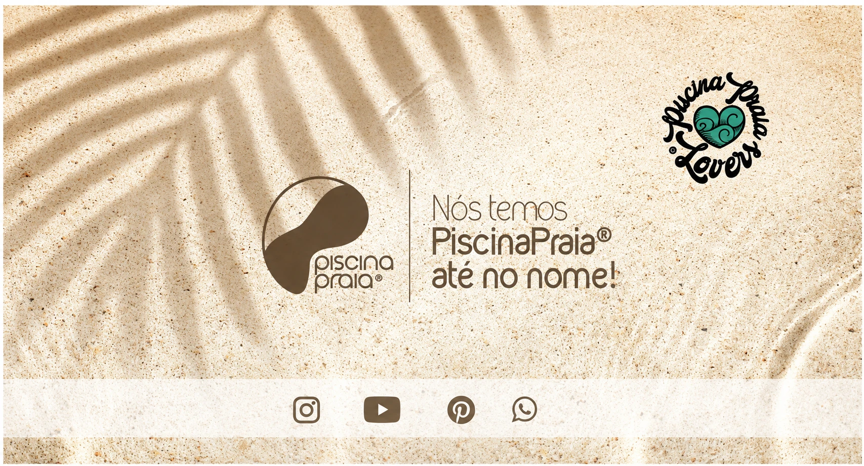 Nós temos PiscinaPraia® até no nome! Logotipo PiscinaPraia® e selo PiscinaPraia Lovers sobre areia com sombra de folhas de coqueiro.