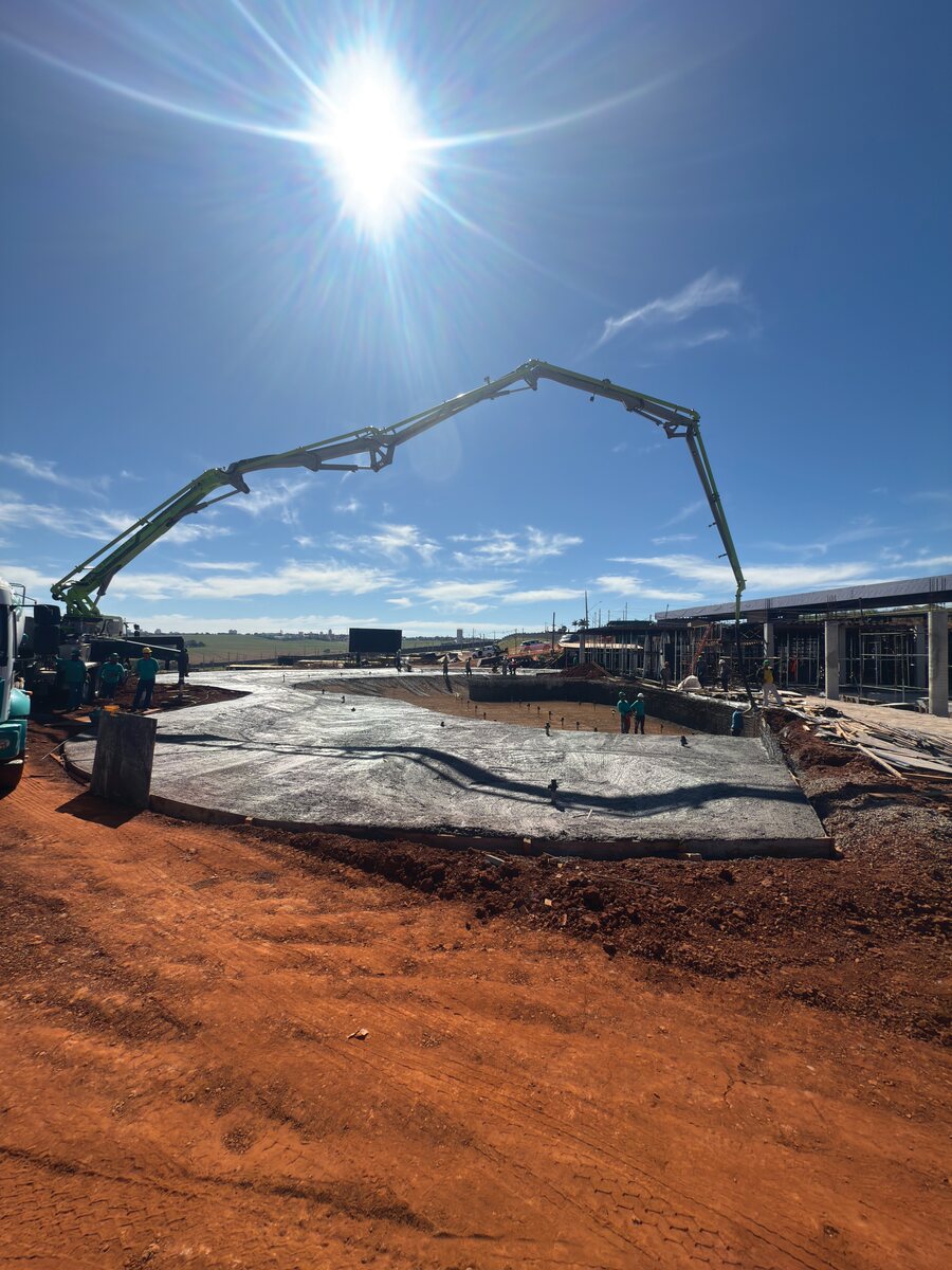 Bomba lança concreto armado na estrutura da piscina em obra