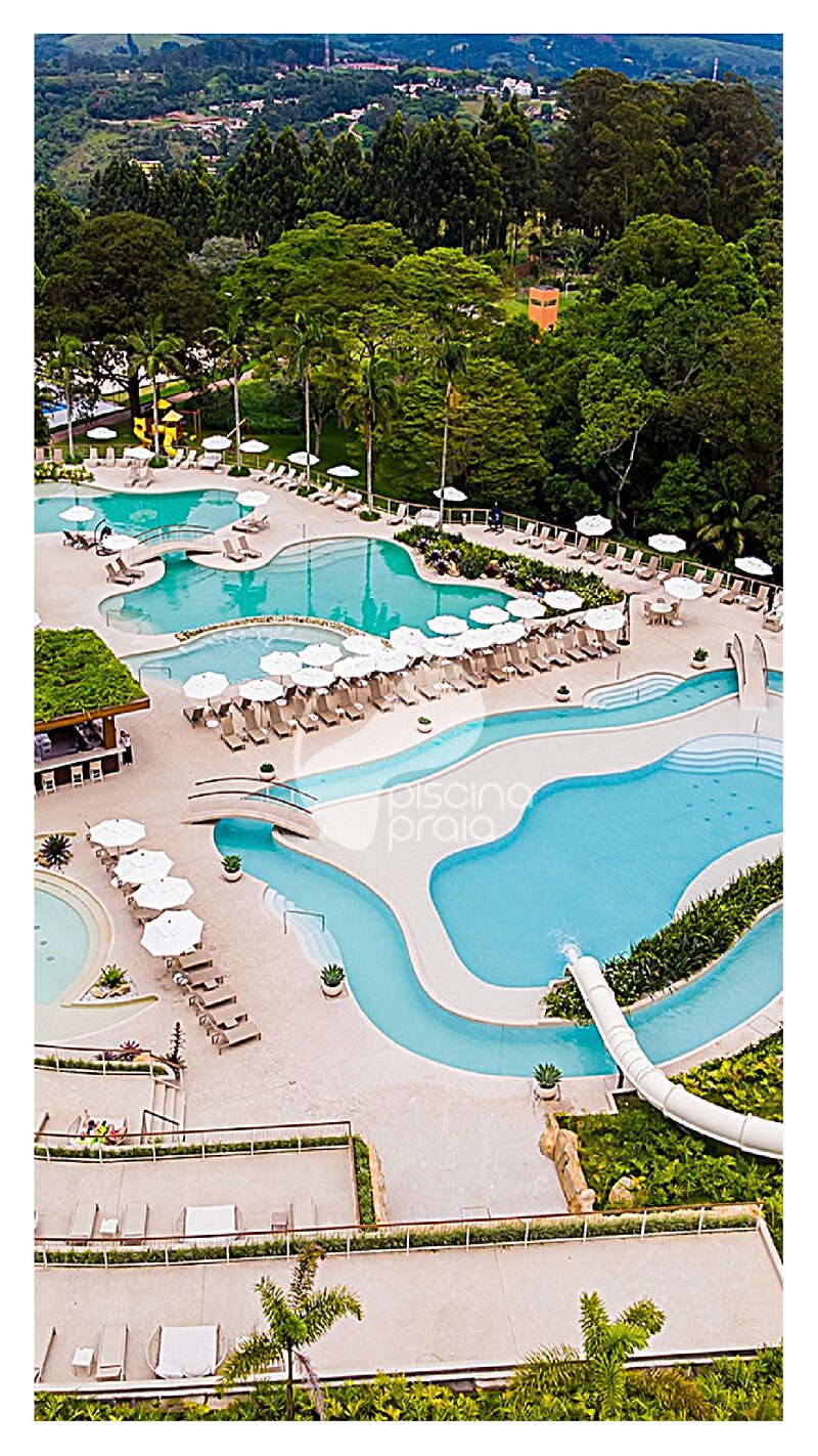 Vista aérea de piscina de hotel com toboágua e espreguiçadeiras